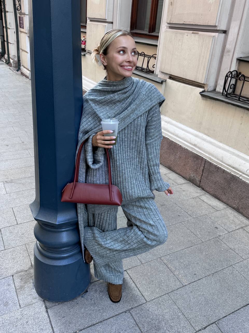 Jeannie - Set bordeaux avec pull et pantalon à jambes larges