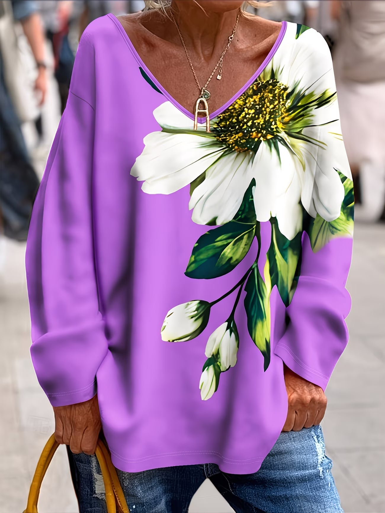 Olivira - Loose-fitting top with a nature-inspired floral pattern