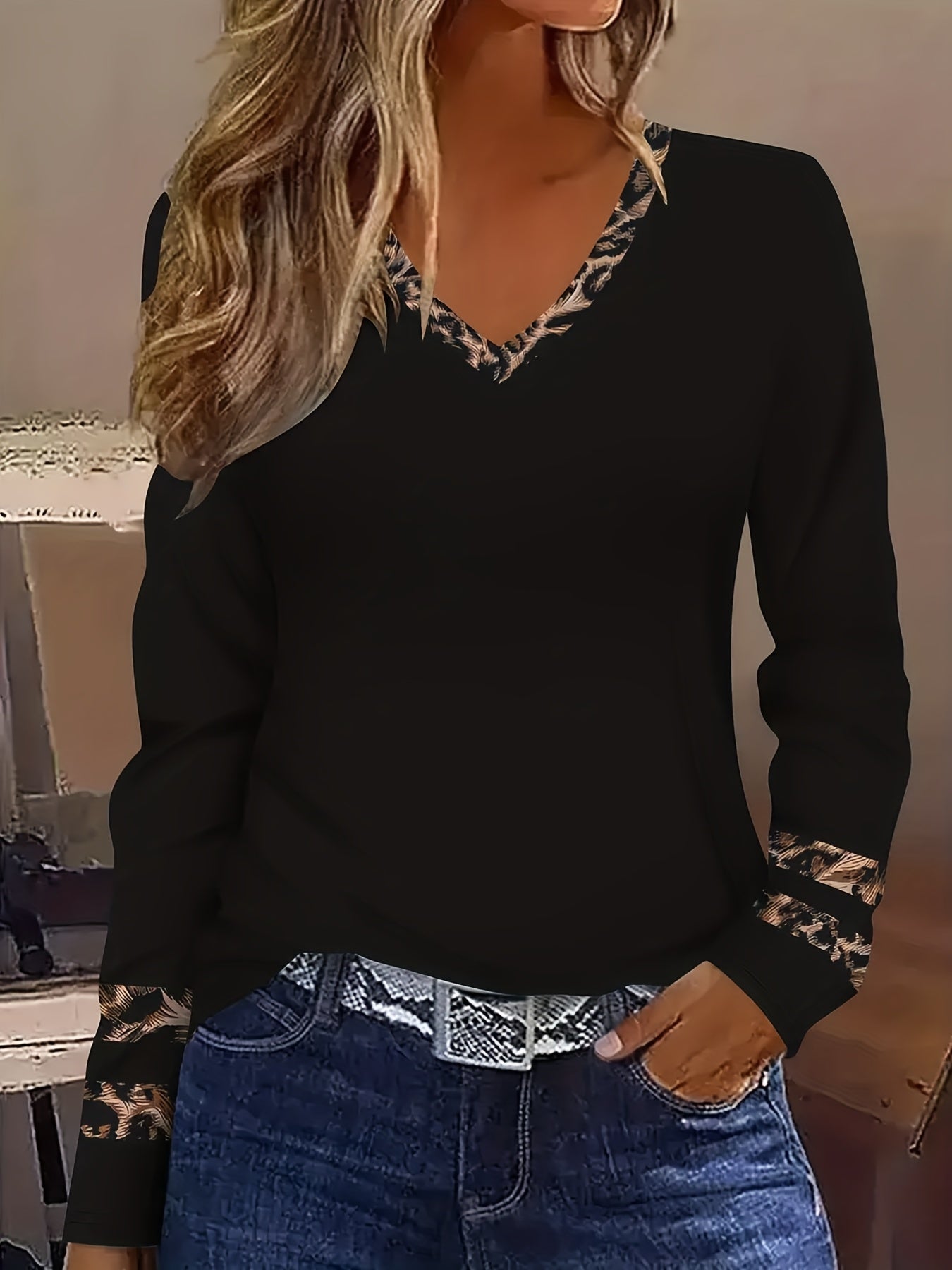 Pavlina - Chic Striped V-Neck T-Shirt