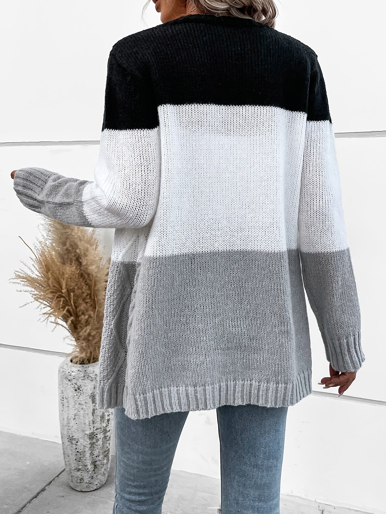 Galyra - Elegant Two-Tone Cardigan in Soft Knit