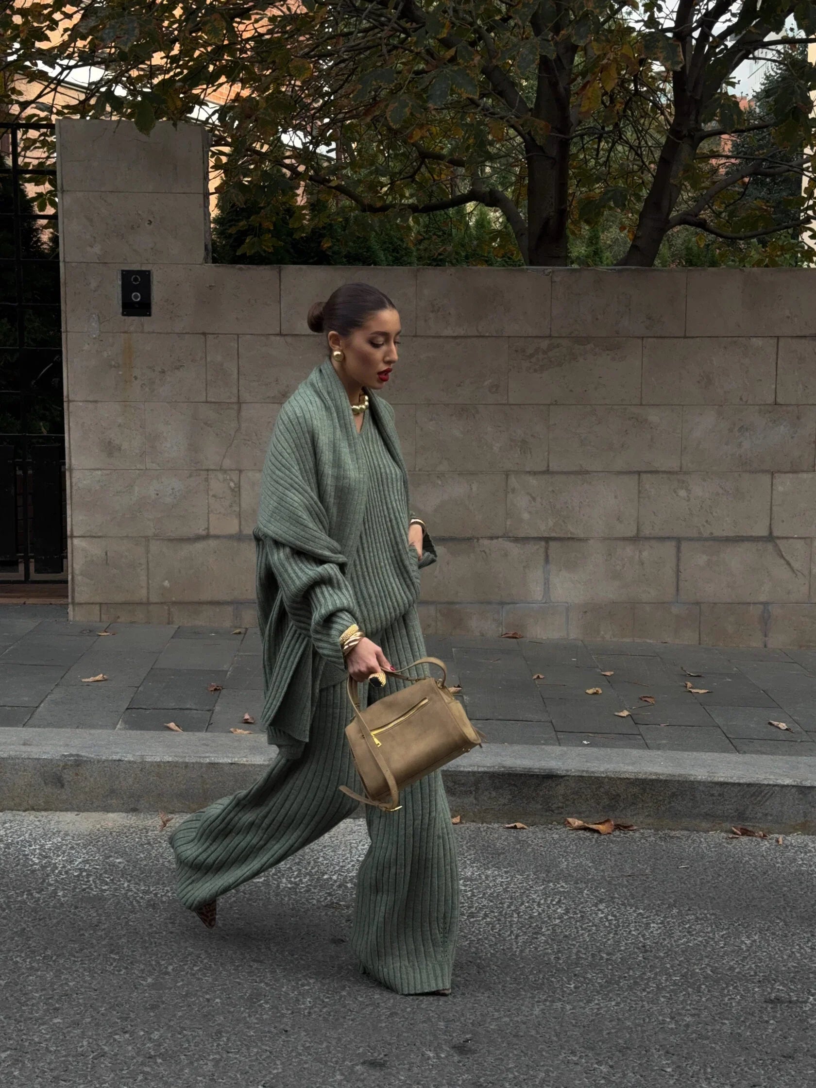 Jeannie - Set bordeaux avec pull et pantalon à jambes larges