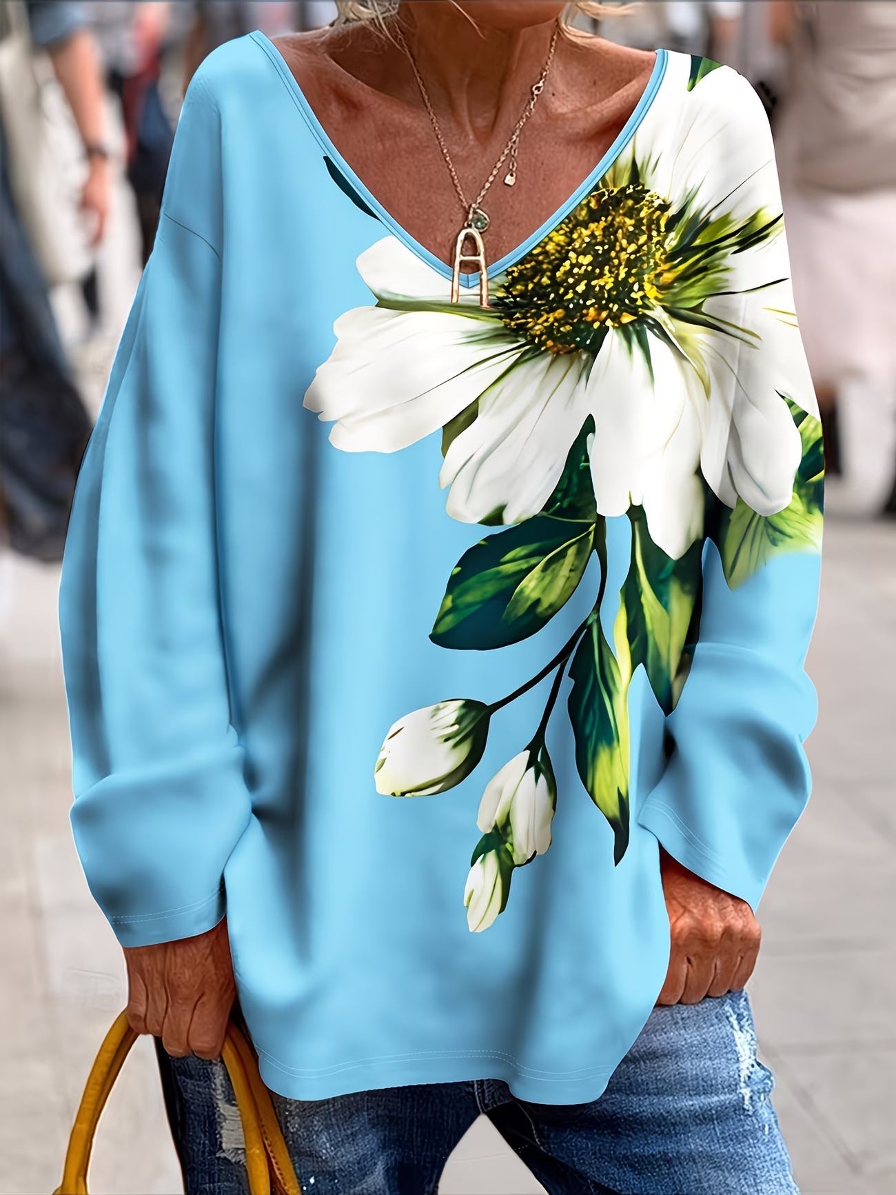 Olivira - Loose-fitting top with a nature-inspired floral pattern