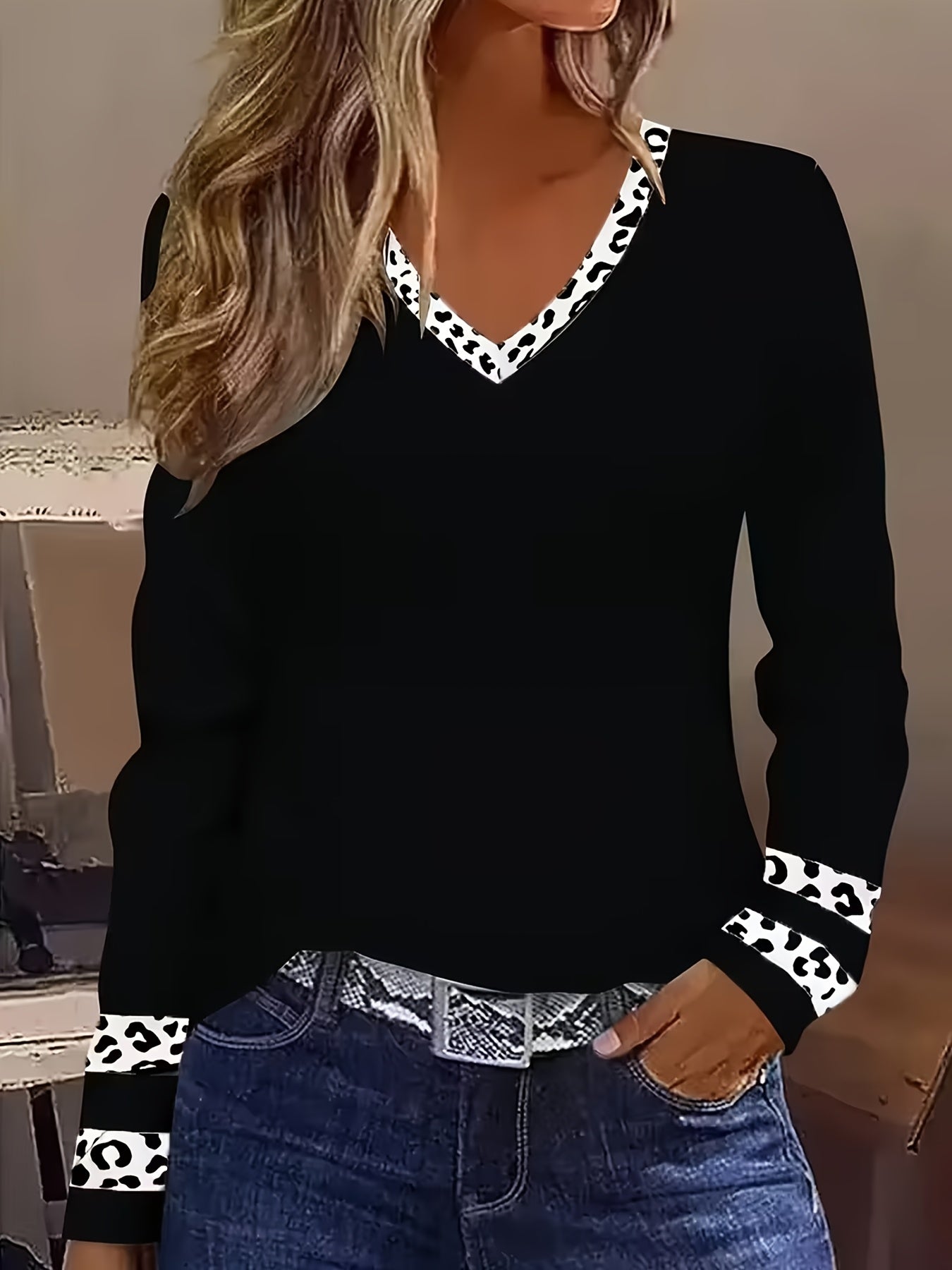 Pavlina - Chic Striped V-Neck T-Shirt