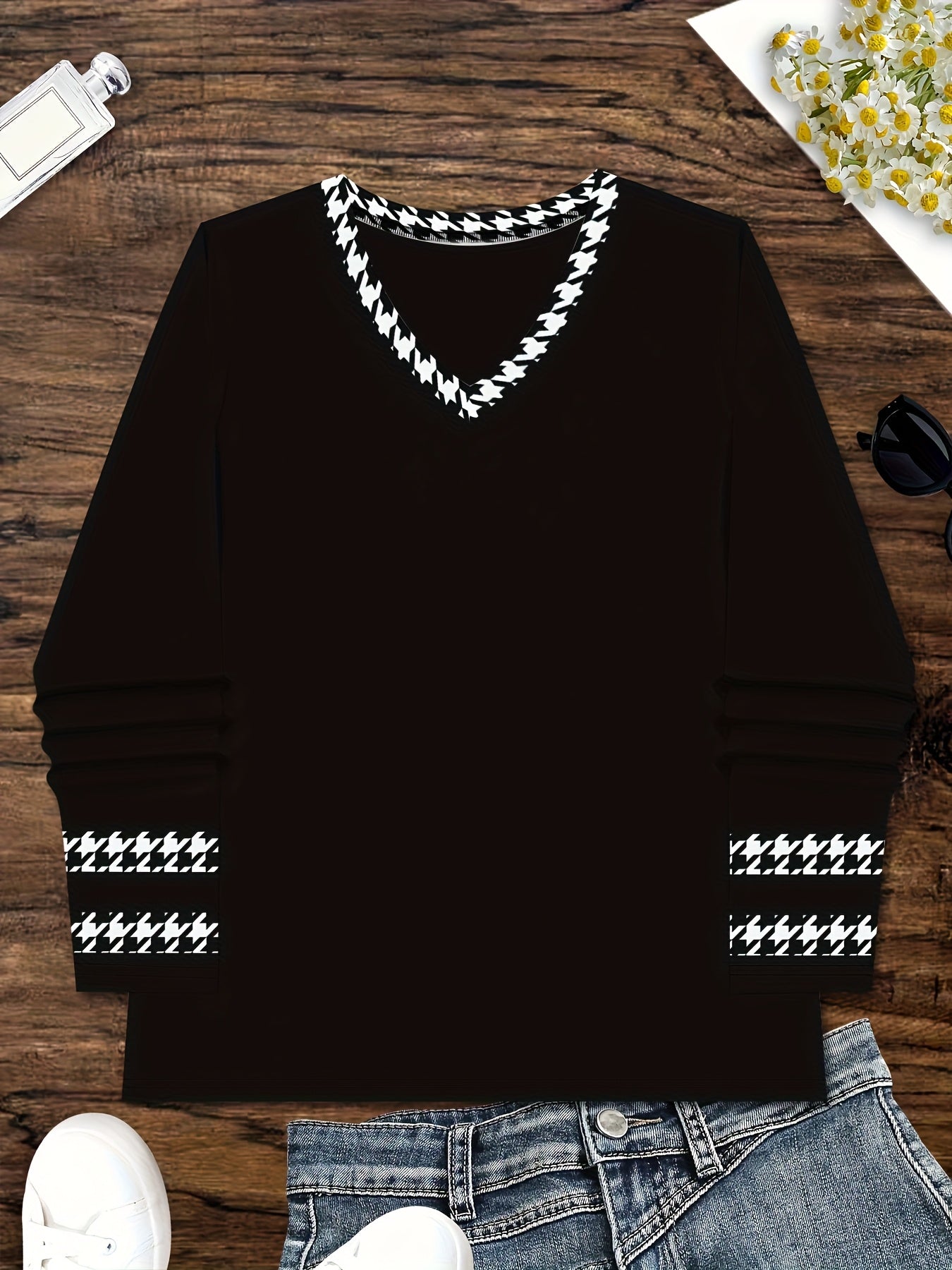 Pavlina - Chic Striped V-Neck T-Shirt