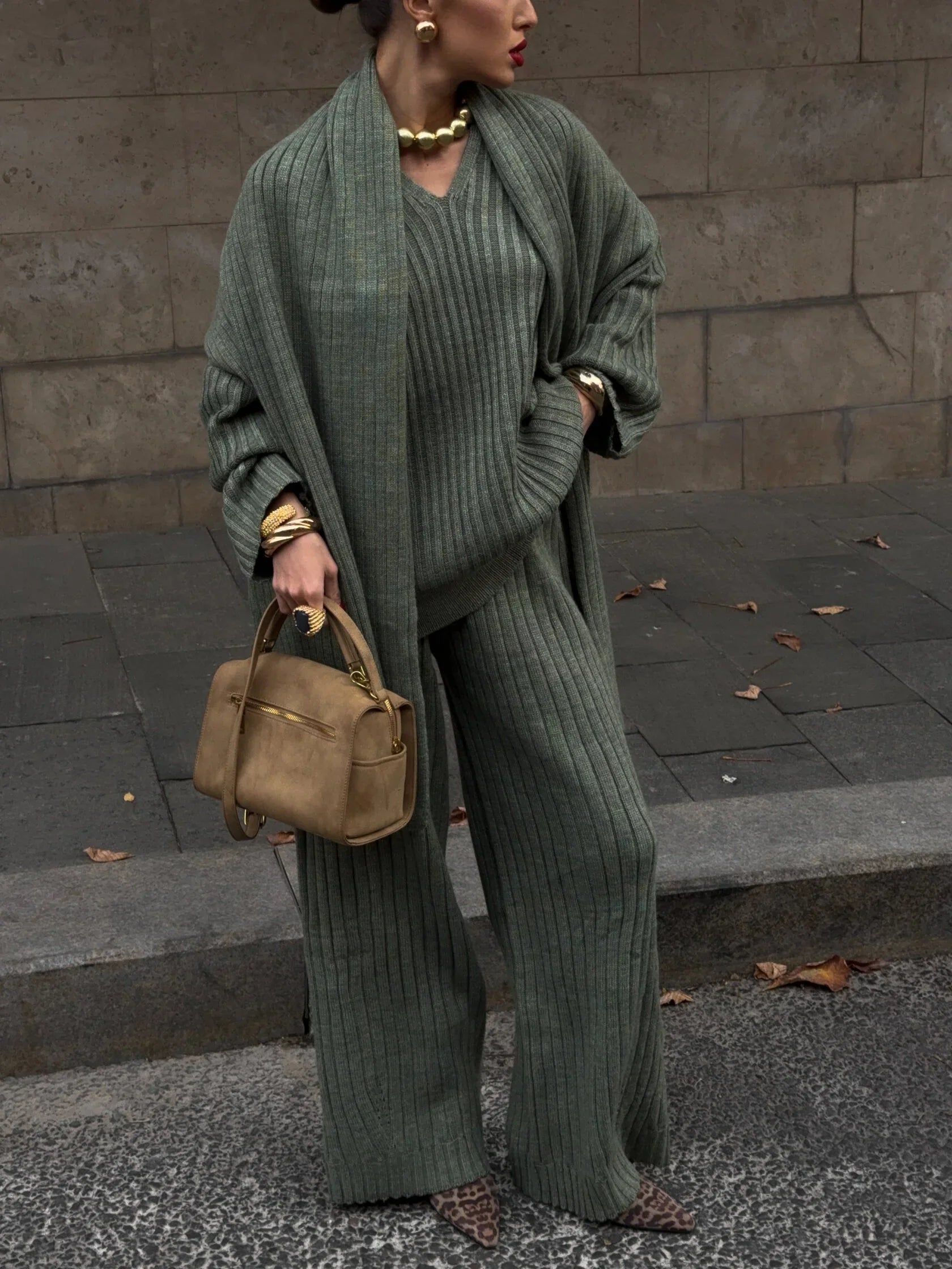 Jeannie - Set bordeaux avec pull et pantalon à jambes larges