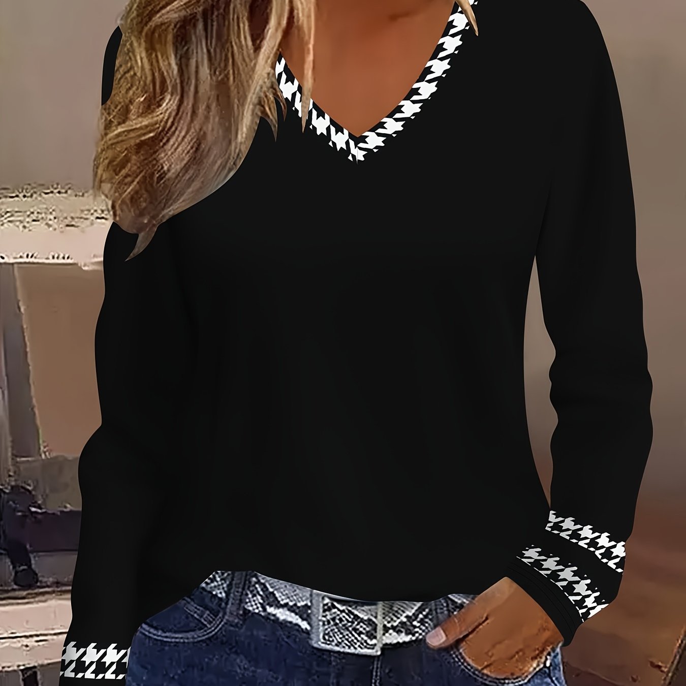 Pavlina - Chic Striped V-Neck T-Shirt