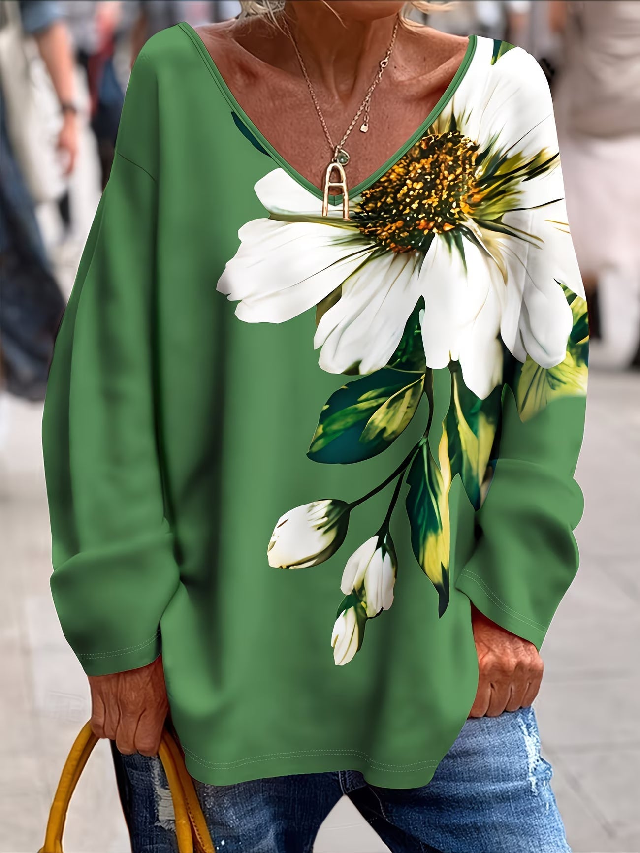 Olivira - Loose-fitting top with a nature-inspired floral pattern