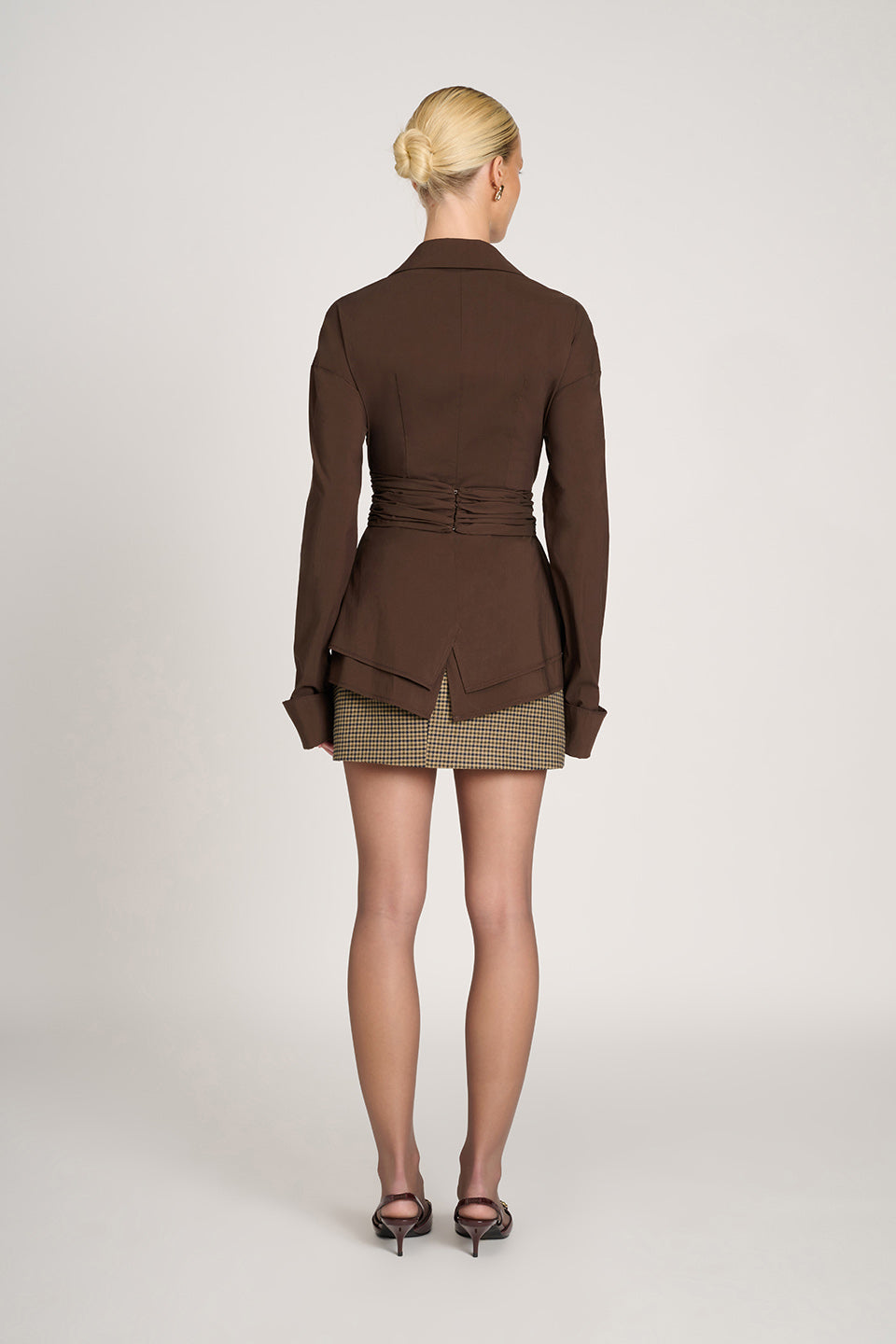 Romy - Chemise Drapée Cintrée – Structure Moderne et Élégance Féminine