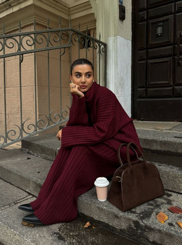 Jeannie - Set bordeaux avec pull et pantalon à jambes larges