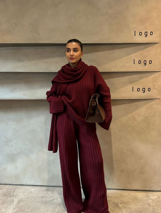 Jeannie - Set bordeaux avec pull et pantalon à jambes larges