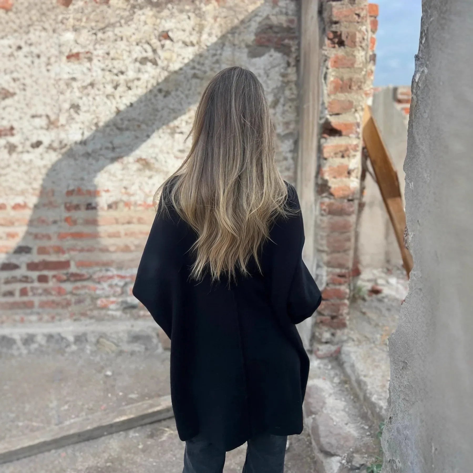 Giselora - Cardigan en Tricot Épais avec Boutons Dorés et Poches Frontales