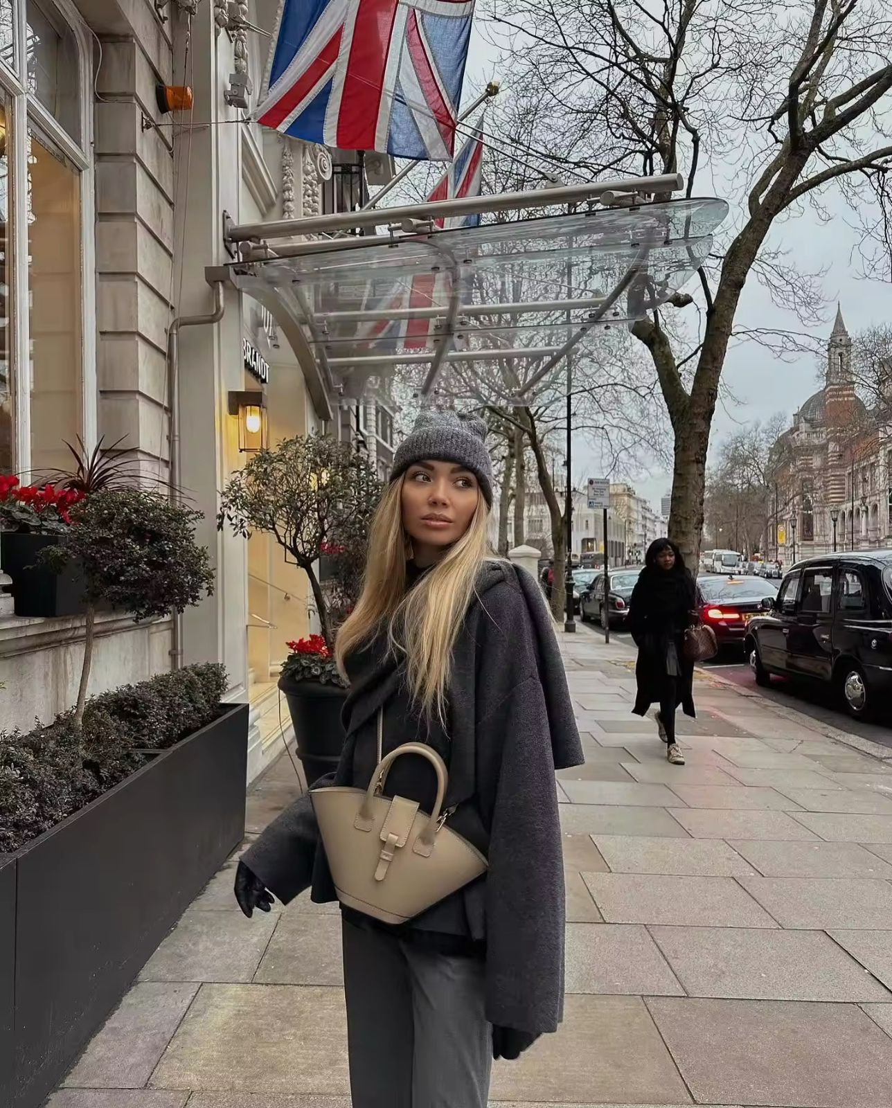 Lizzy - Elegant Winter Cape