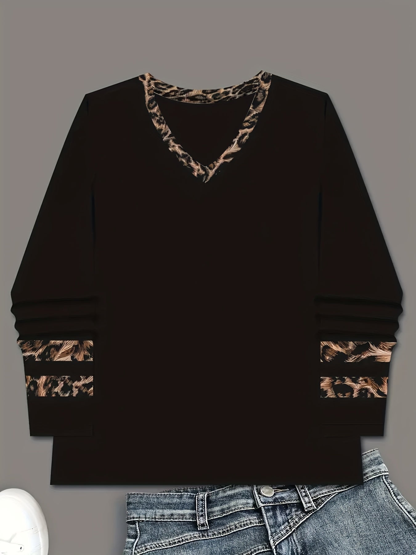 Pavlina - Chic Striped V-Neck T-Shirt