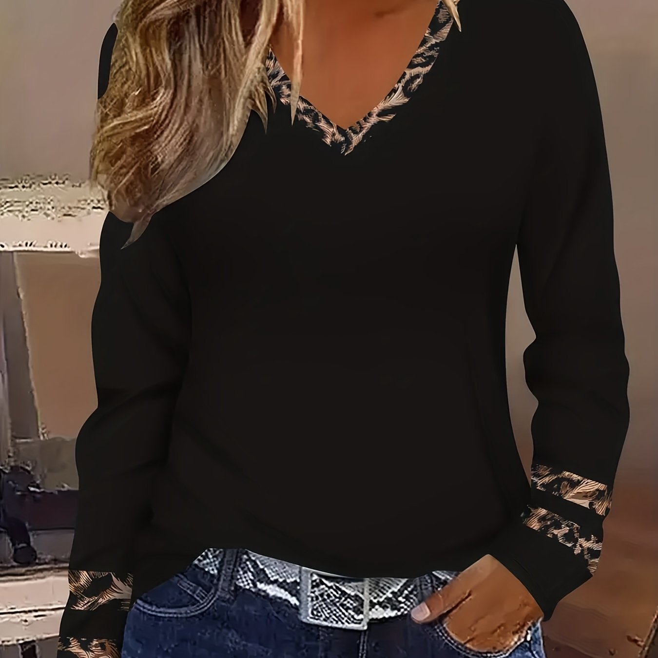 Pavlina - Chic Striped V-Neck T-Shirt