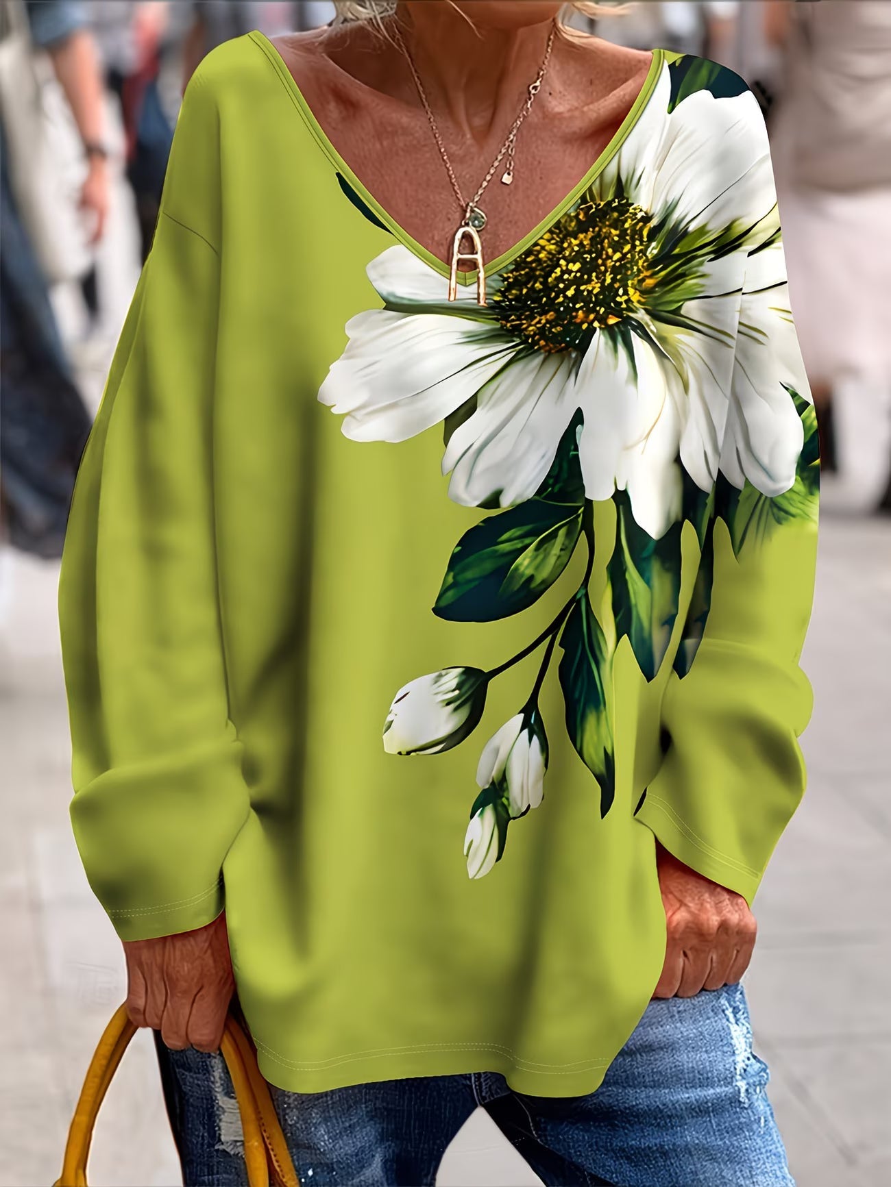 Olivira - Loose-fitting top with a nature-inspired floral pattern