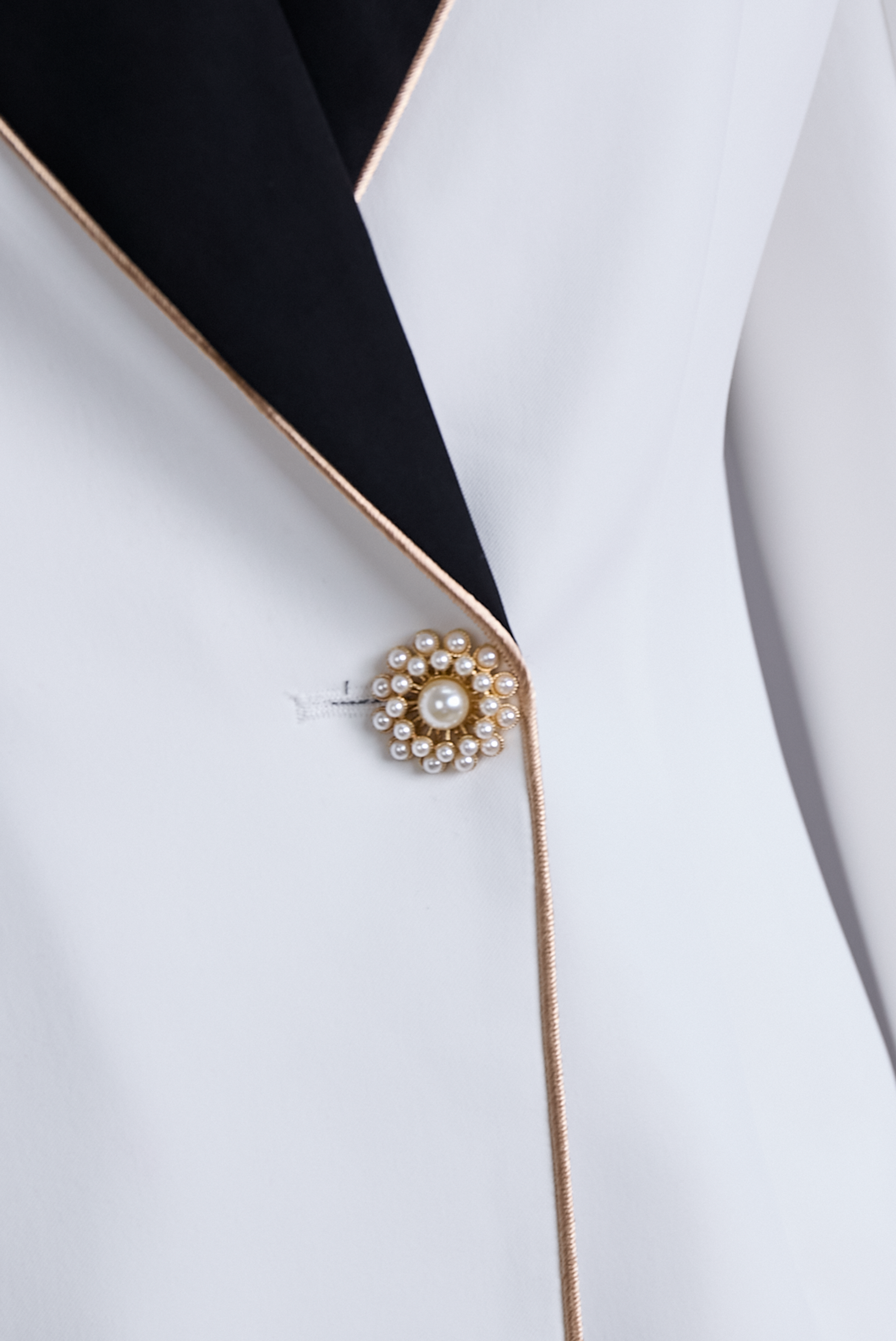 Kaenisse - Blazer Asymétrique Blanc Élégant à Revers Noirs