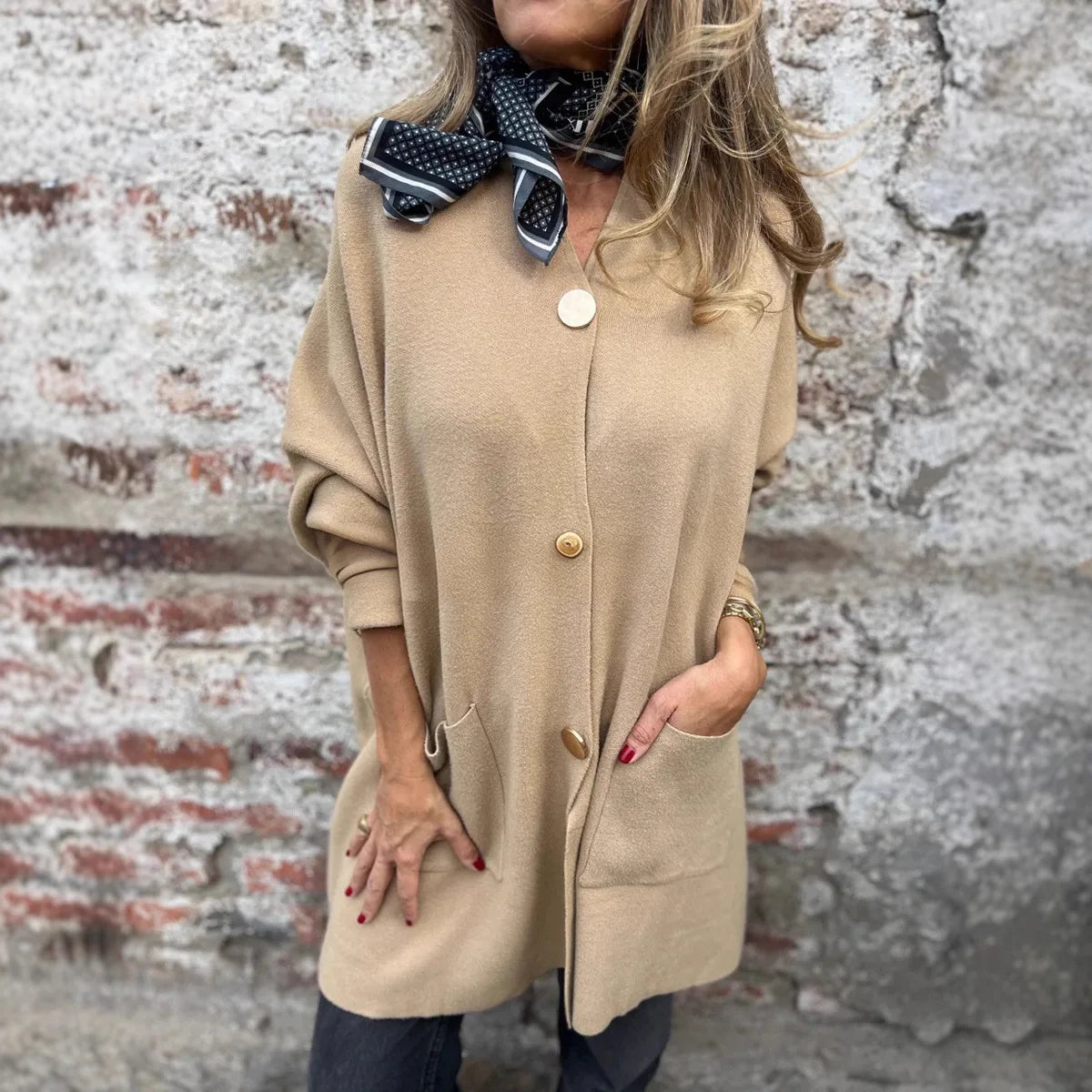 Giselora - Cardigan en Tricot Épais avec Boutons Dorés et Poches Frontales