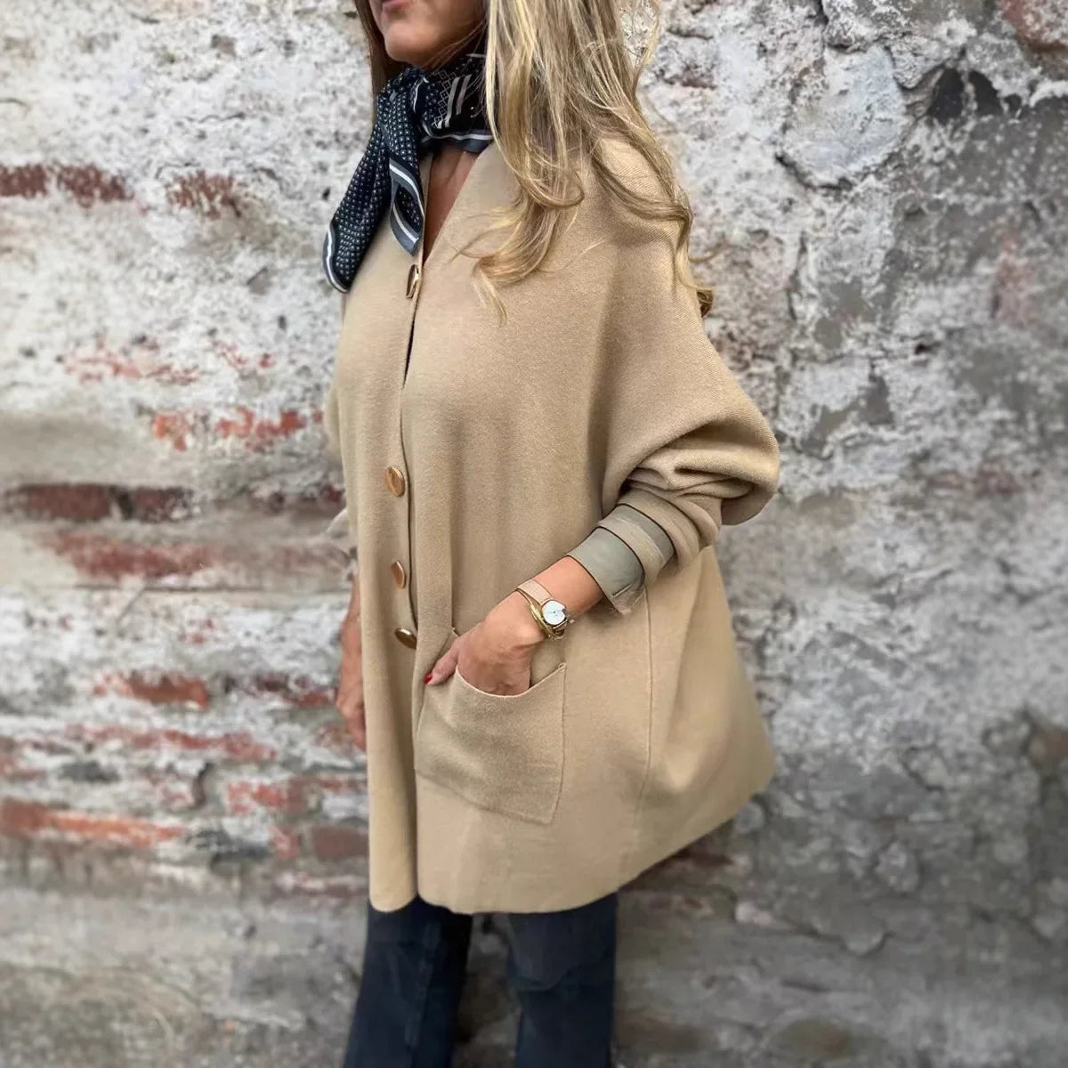 Giselora - Cardigan en Tricot Épais avec Boutons Dorés et Poches Frontales