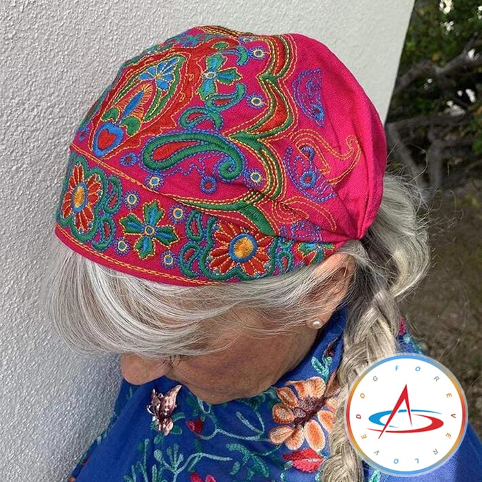 Ravelle - Hand-embroidered bandanas and caps with colorful designs