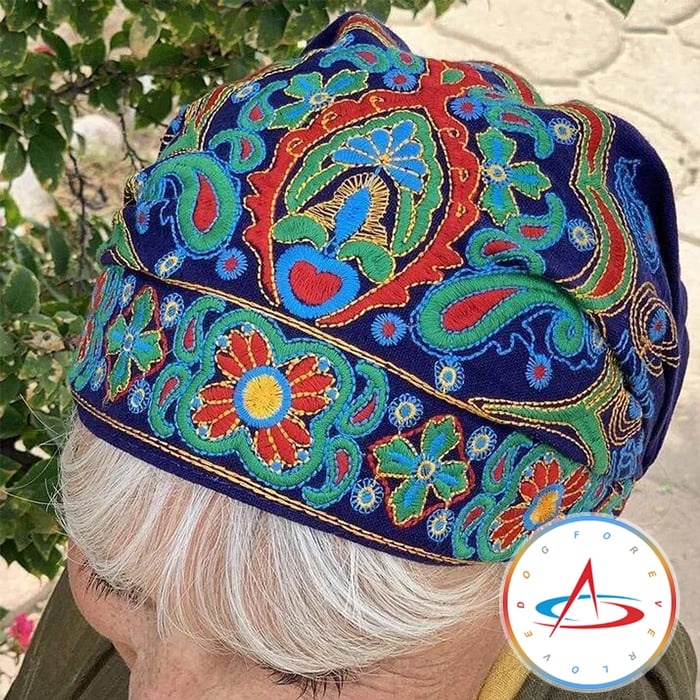 Ravelle - Hand-embroidered bandanas and caps with colorful designs